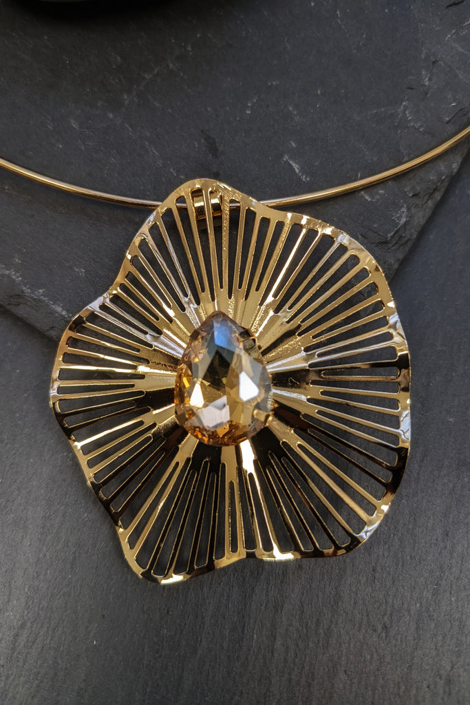 Desdamona Openwork Flower Wire Necklet Set